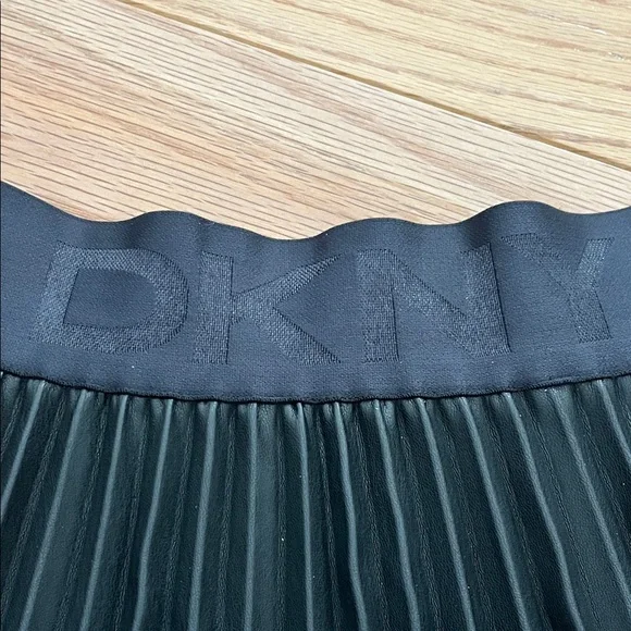 DKNY Pleated Black Faux Leather Skirt - Picture 4 of 11